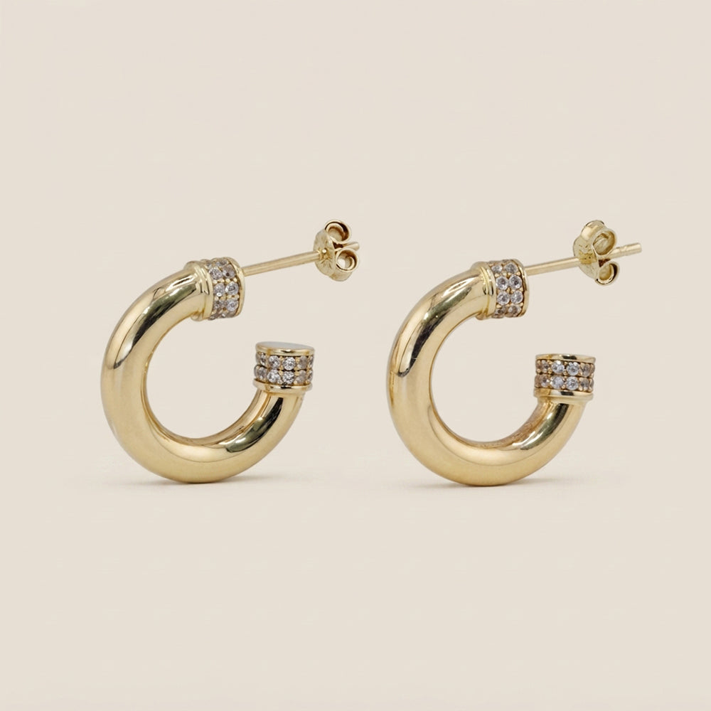 Aretes Tubular con Circonias en Oro Amarillo de 14K