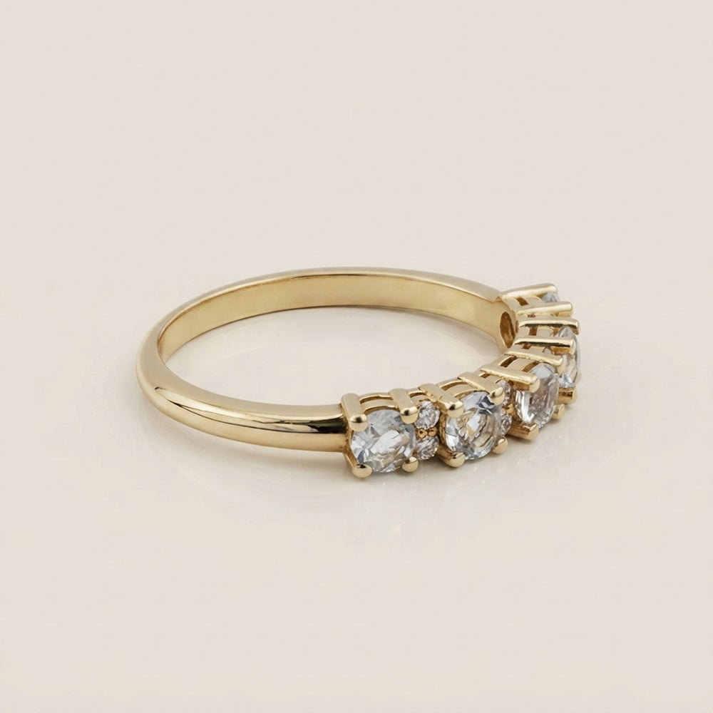 Anillo Isabel con Aquamarinas y Diamantes en Oro Amarillo de 14K