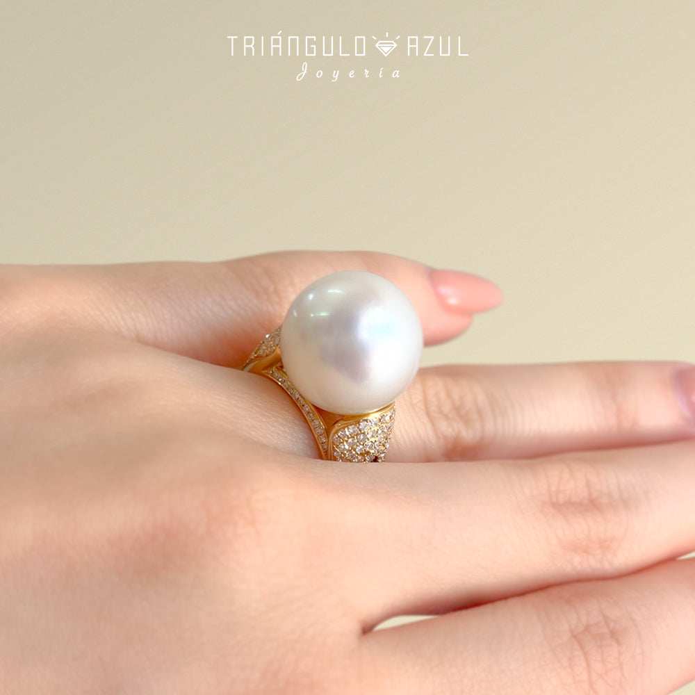 Anillo con Perla de 1.50cm y Diamantes con 1.12 CTS Total en Oro Amarillo de 14K