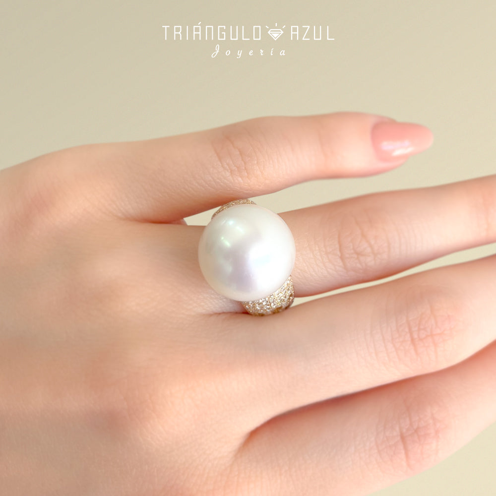 Anillo con Perla de 1.50cm y Diamantes con 1.12 CTS Total en Oro Amarillo de 14K