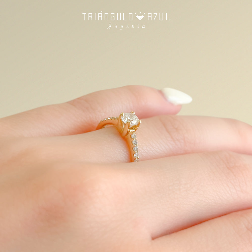Anillo de Compromiso con Diamante Central de 0.40 CTS + Laterales de 0.21 CTS Total en Oro Amarillo de 14K