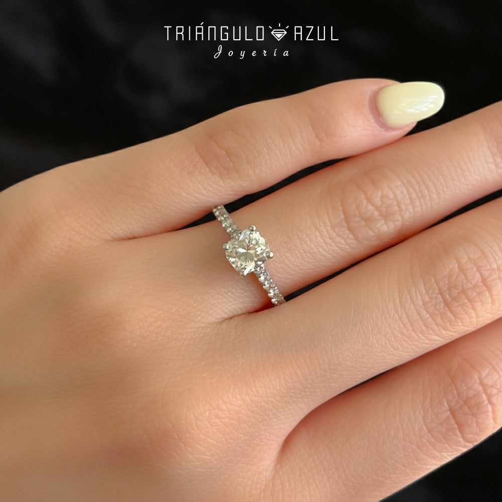 Anillo de Compromiso con Diamante Central de 1.02 CTS + Laterales de 0.51 CTS Total en Oro Blanco de 18K