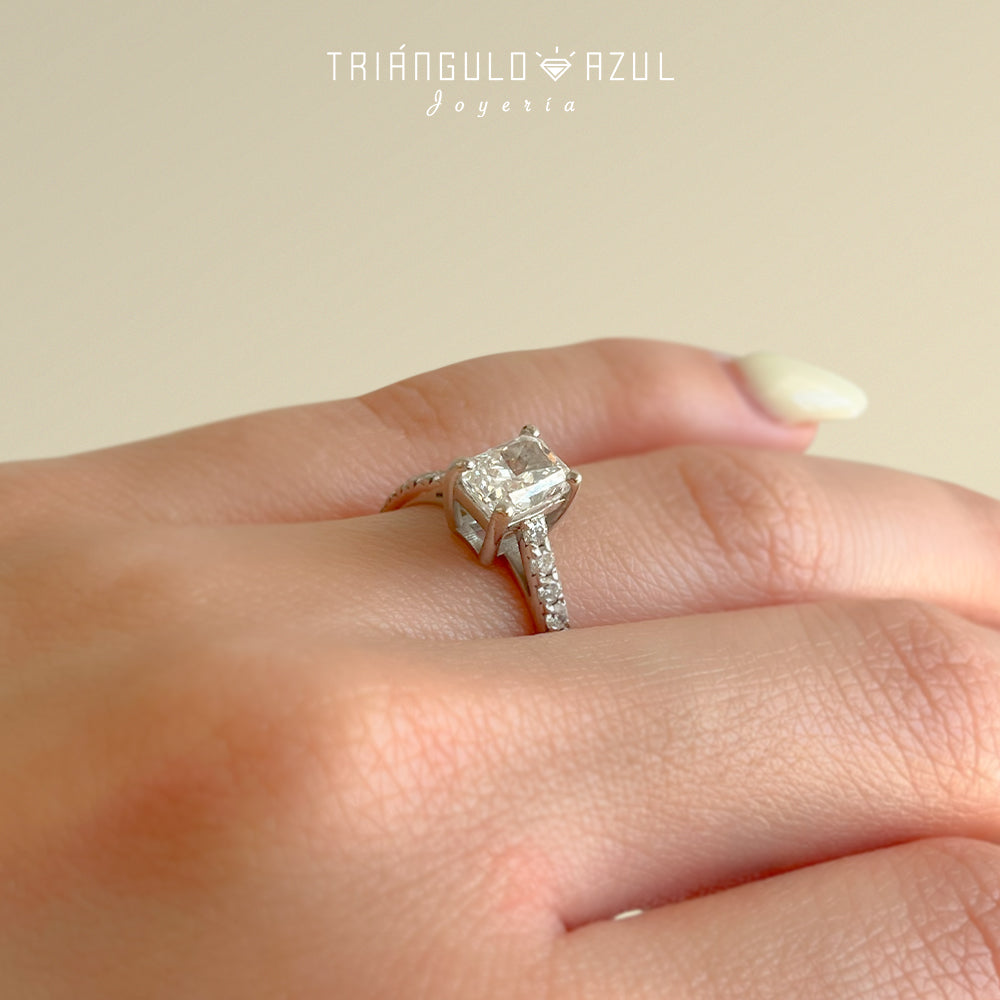 Anillo de Compromiso con Diamante Central de 1.21 CTS + Laterales de 0.53 CTS Total en Oro Blanco de 18K