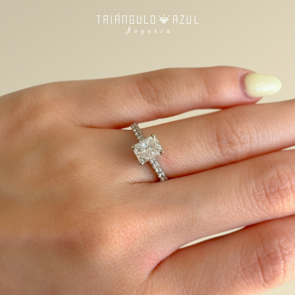 Anillo de Compromiso con Diamante Central de 1.21 CTS + Laterales de 0.53 CTS Total en Oro Blanco de 18K