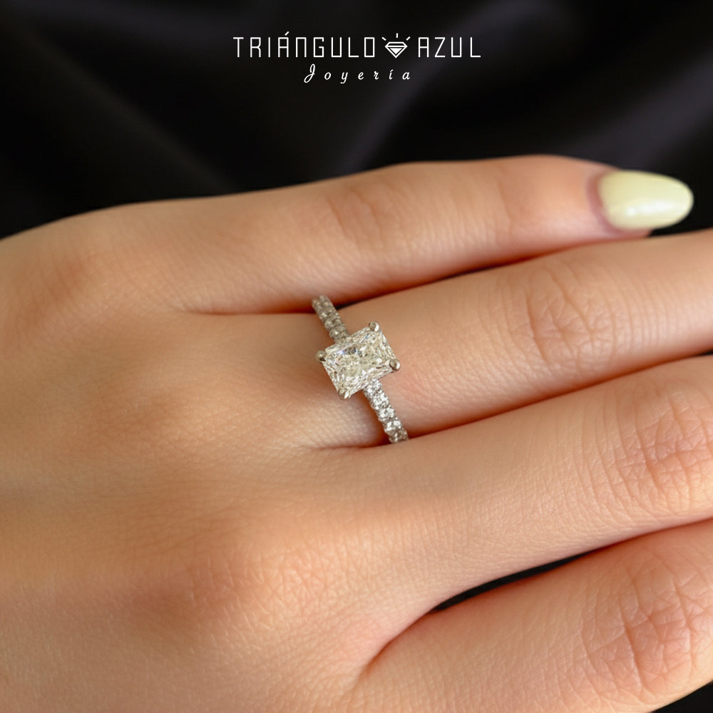 Anillo de Compromiso con Diamante Central de 1.21 CTS + Laterales de 0.53 CTS Total en Oro Blanco de 18K