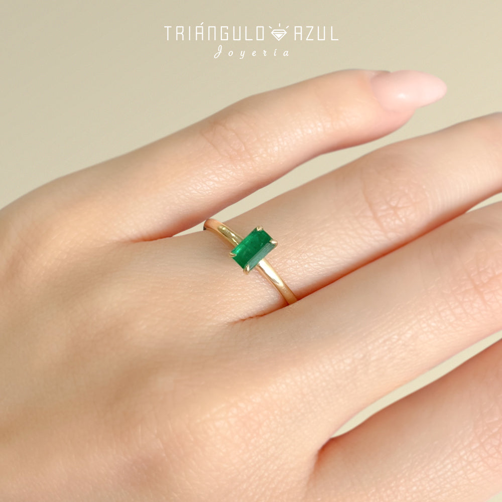 Anillo Solitario de Esmeralda con 0.51 CTS Total en Oro Amarillo de 14K