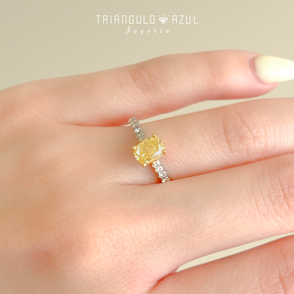 Anillo de Compromiso con Diamante Canario Central de 1.01 CTS + Laterales de 0.56 CTS Total en Oro Blanco y Amarillo de 18K
