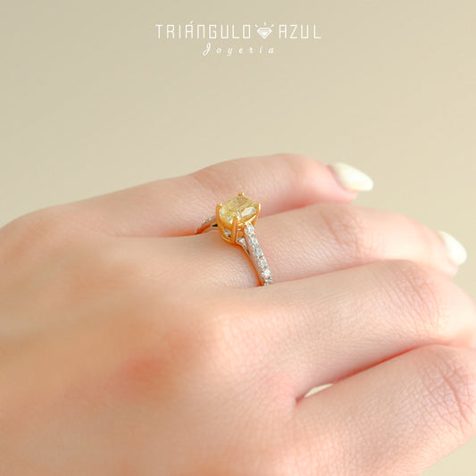 Anillo de Compromiso con Diamante Canario con Laterales en Oro Blanco y Amarillo de 18K