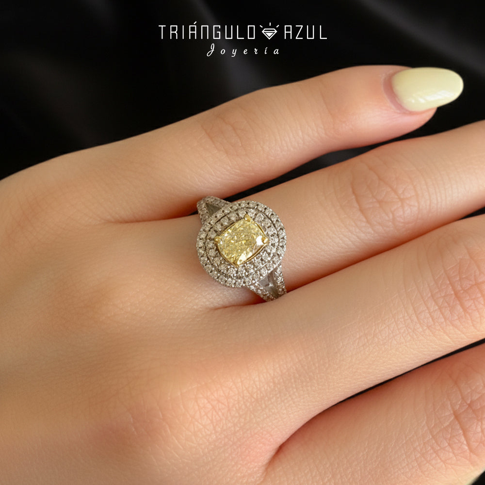 Anillo de Compromiso con Diamante Central de 1.00 CTS + Laterales de 0.84 CTS Total en Oro Blanco de 18K