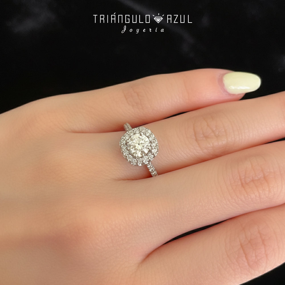 Anillo de Compromiso con Diamante Central de 0.83 CTS + Laterales de 0.42 CTS Total en Oro Blanco de 18K