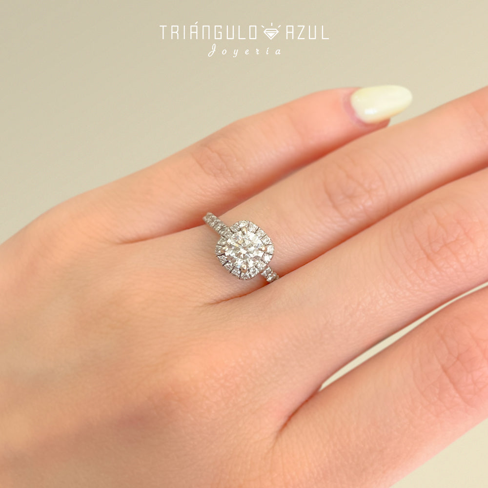 Anillo de Compromiso con Diamante Central de 0.80 CTS I VS1 GIA + Laterales de 0.56 CTS Total en Oro Blanco de 14K