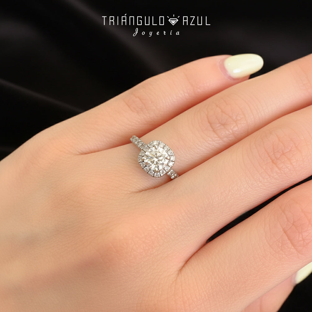 Anillo de Compromiso con Diamante Central de 0.80 CTS + Laterales de 0.56 CTS Total en Oro Blanco de 14K