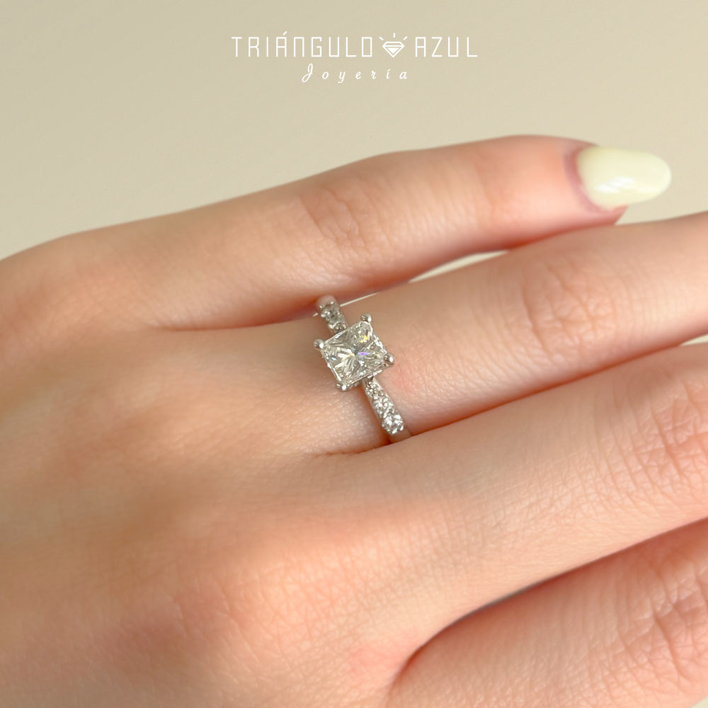 Anillo de Compromiso con Diamante Central de 0.70 CTS H VVS2 GIA + Laterales de 0.13 CTS Total en Oro Blanco de 14K