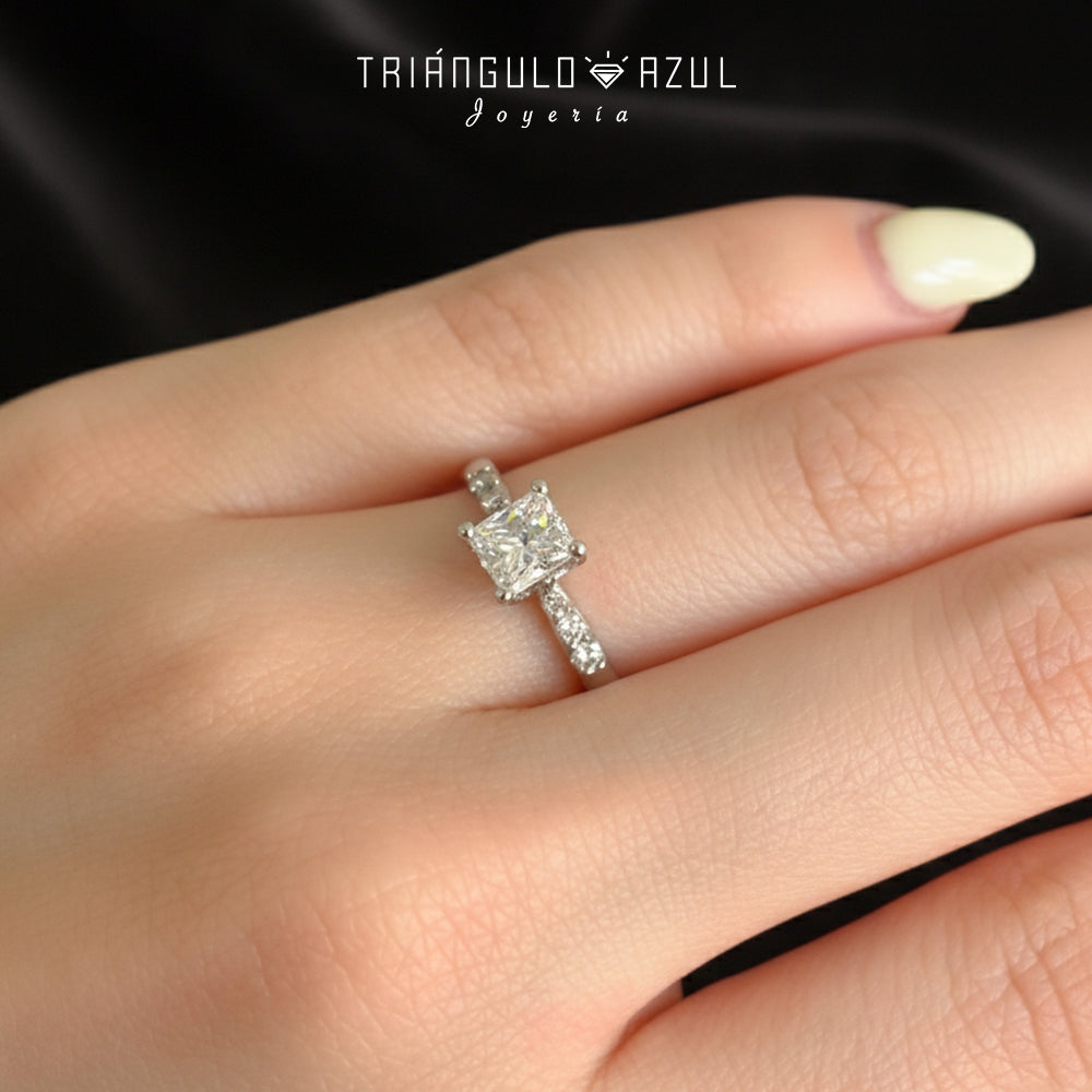 Anillo de Compromiso con Diamante Central de 0.70 CTS + Laterales de 0.13 CTS Total en Oro Blanco de 14K