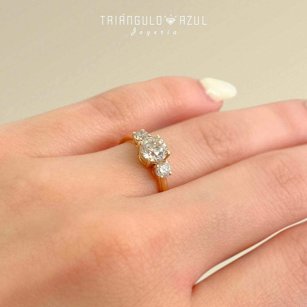 Anillo de Compromiso con Diamante Central de 0.80 CTS + Laterales de 0.28 CTS Total en Oro Amarillo de 14K