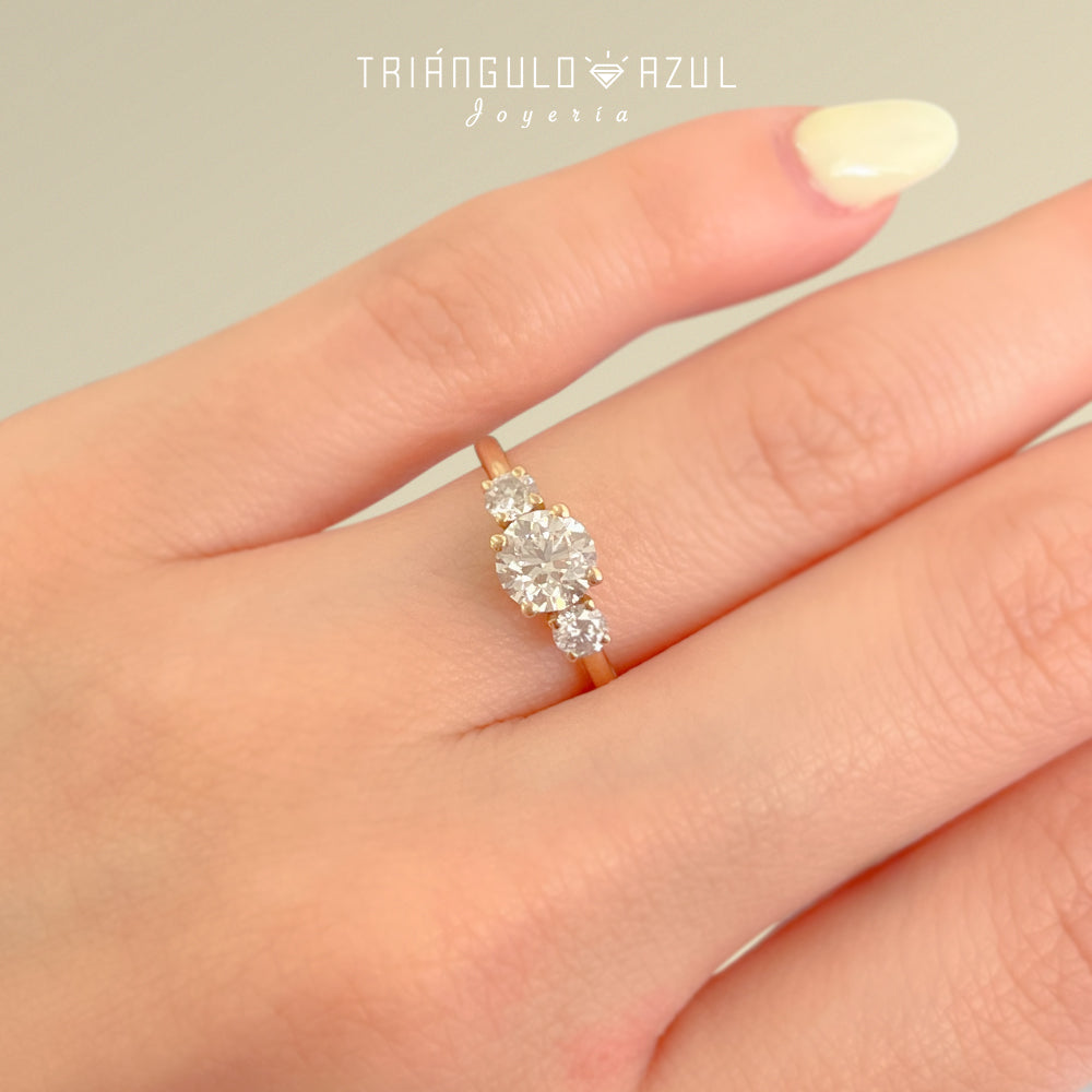 Anillo de Compromiso con Diamante Central de 0.80 CTS + Laterales de 0.28 CTS Total en Oro Amarillo de 14K