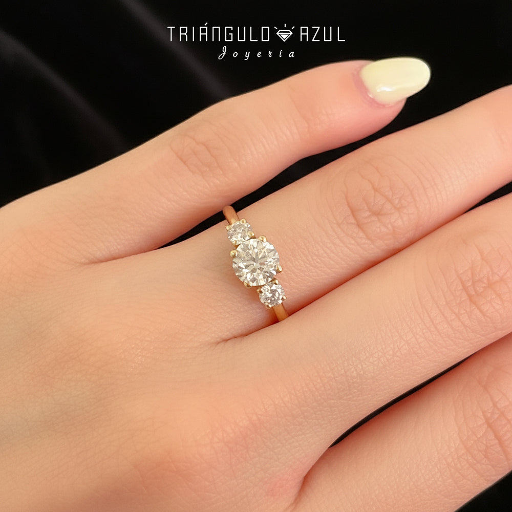 Anillo de Compromiso con Diamante Central de 0.80 CTS + Laterales de 0.28 CTS Total en Oro Amarillo de 14K