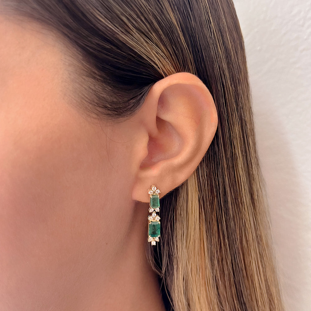 Aretes Largos de Esmeraldas 2.43 CTS y Diamantes 0.46 CTS en Oro Amarillo de 14K