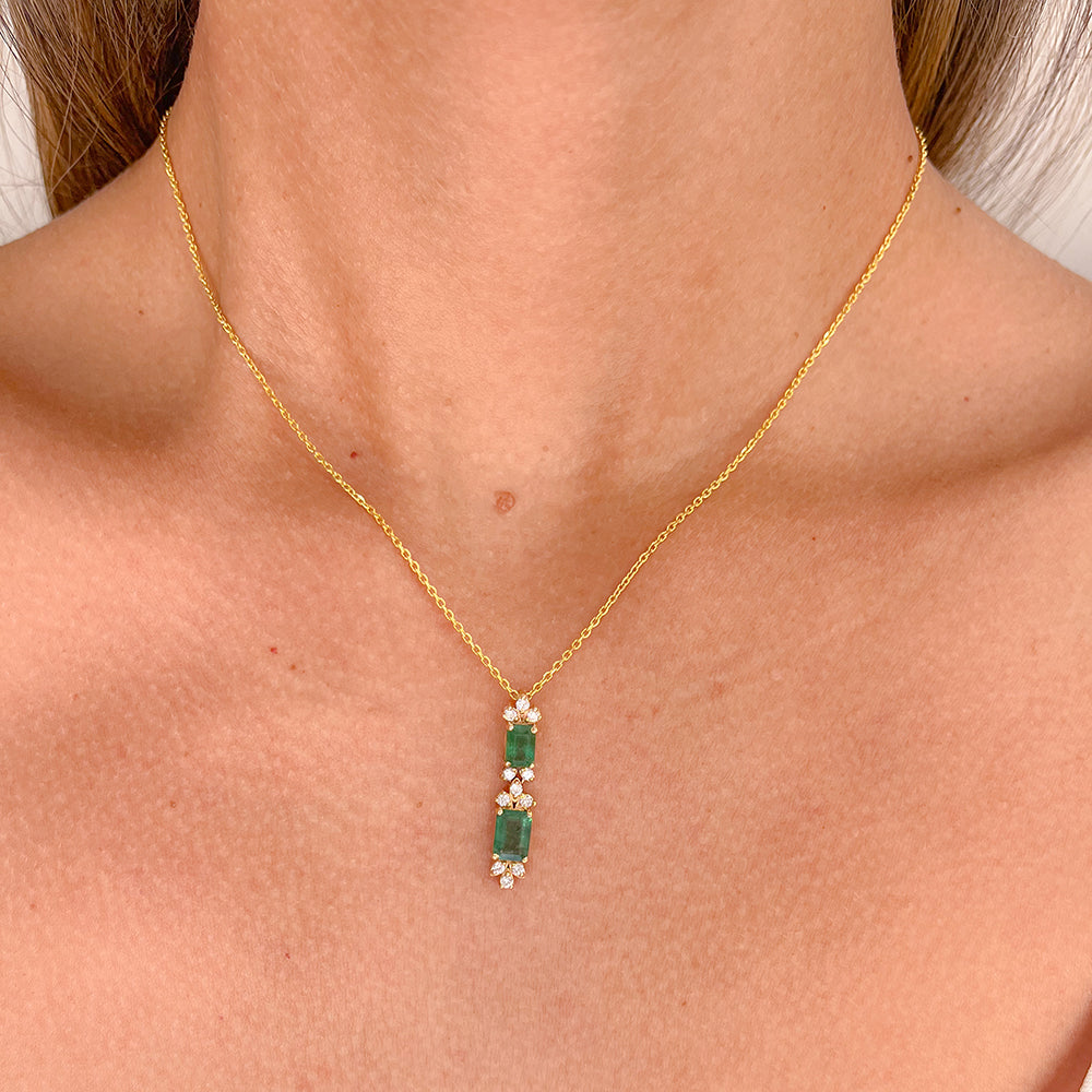 Dije Doble Esmeralda 1.56 CTS + Diamantes 0.22 CTS en Oro Amarillo de 14K