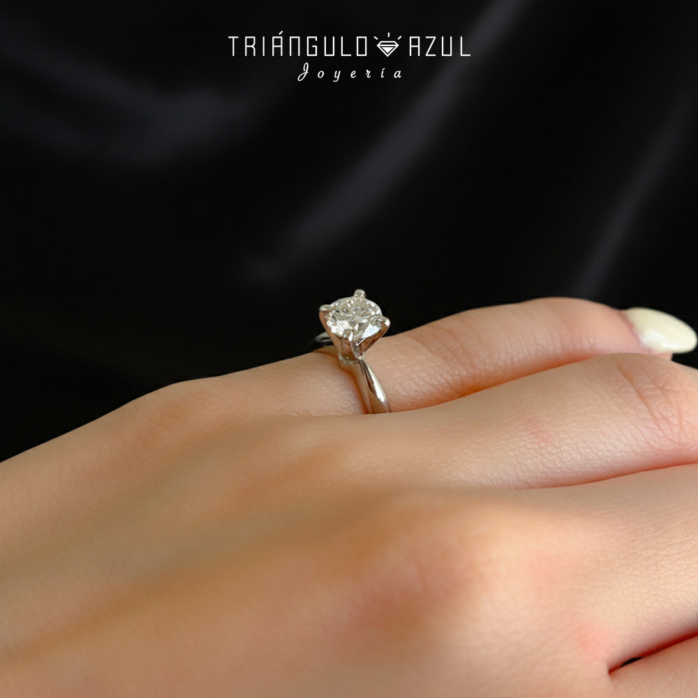 Anillo de Compromiso con Diamante de 0.90 CTS en Oro Blanco de 14K