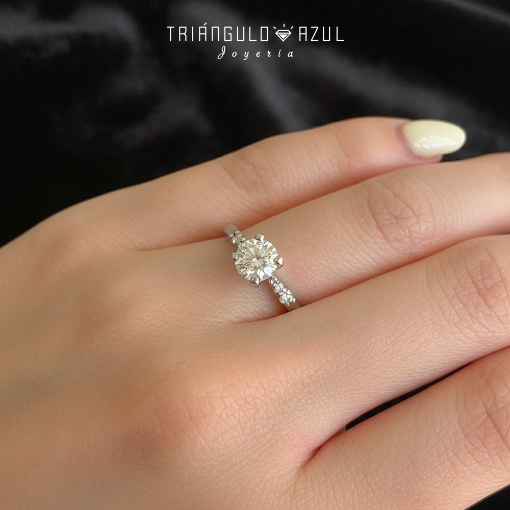 Anillo de Compromiso con Diamante Central de 0.81 CTS + Laterales de 0.11 CTS Total en Oro Blanco de 14K