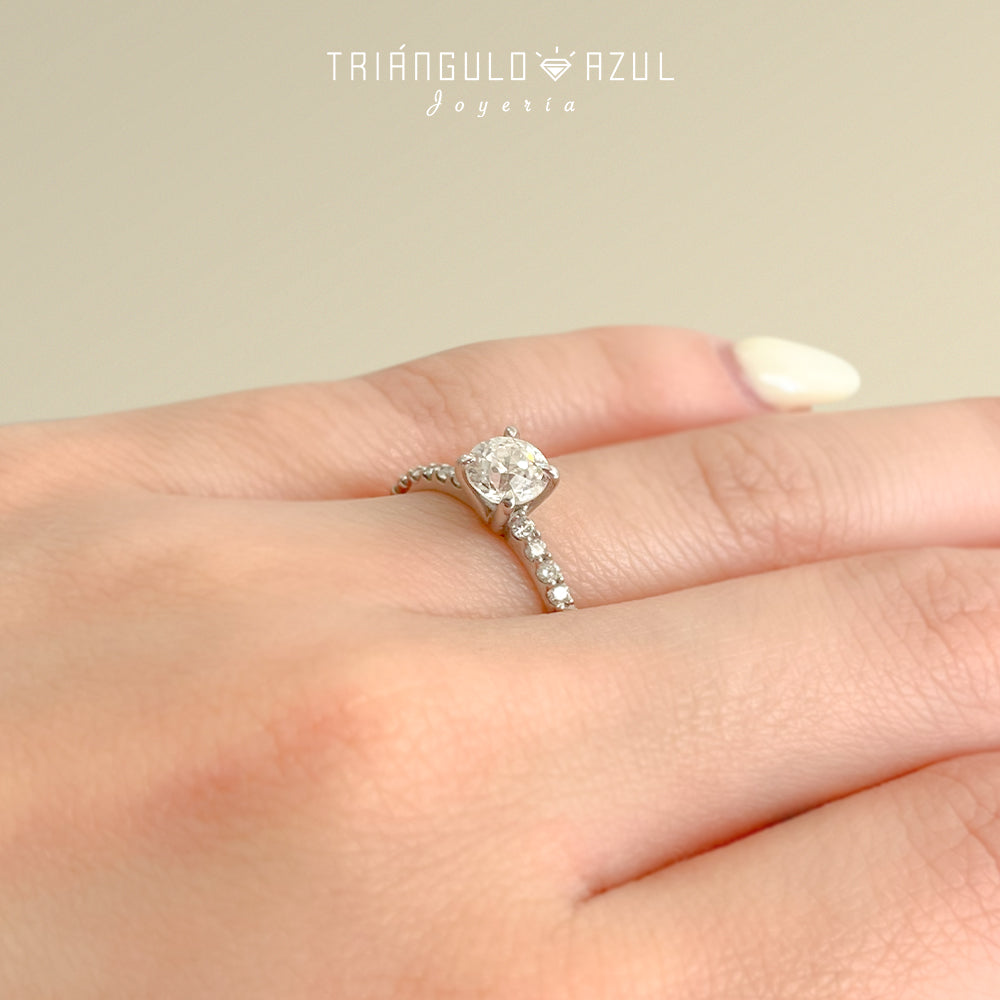 Anillo de Compromiso con Diamante Central 0.71 CTS + Laterales 0.26 CTS Total en Oro Blanco de 14K