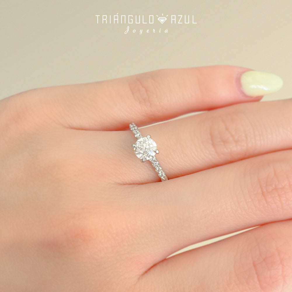 Anillo de Compromiso con Diamante Central 0.71 CTS + Laterales 0.26 CTS Total en Oro Blanco de 14K