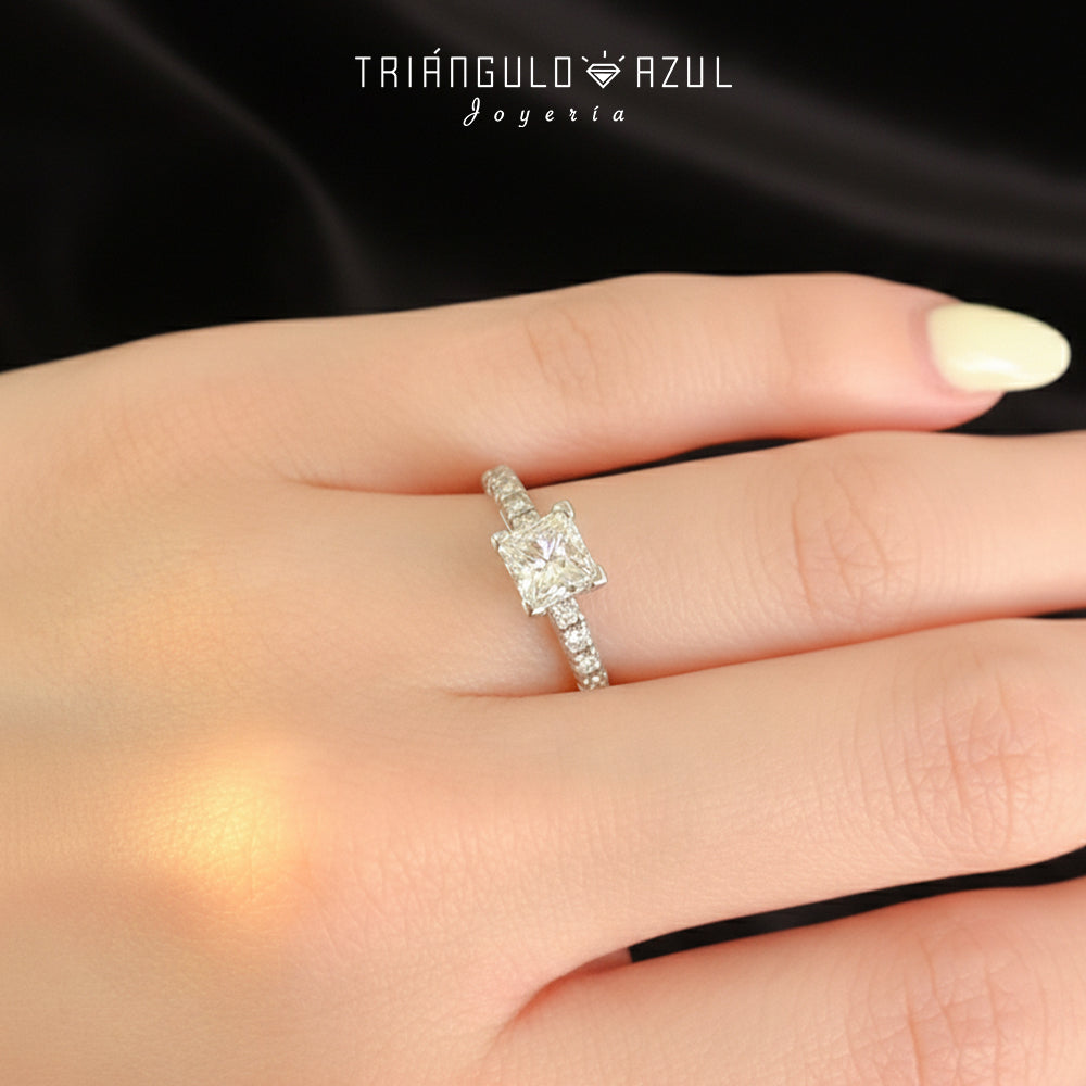 Anillo de Compromiso con Diamante Central de 1.03 CTS + Laterales de 0.30 CTS Total en Oro Blanco de 14K
