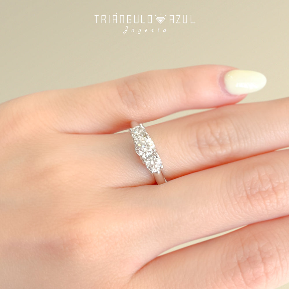 Anillo de Compromiso con Diamante Central de 0.50 CTS + Laterales de 0.50 CTS Total en Oro Blanco de 14K