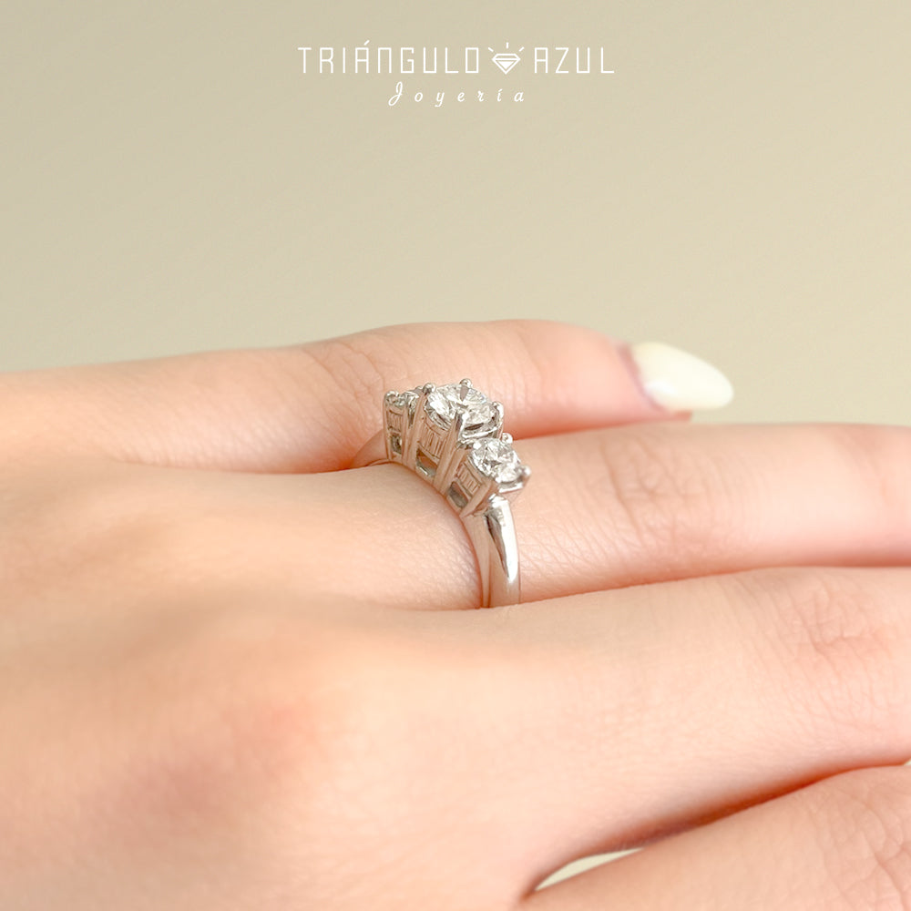 Anillo de Compromiso con Diamante Central de 0.50 CTS + Laterales de 0.50 CTS Total en Oro Blanco de 14K