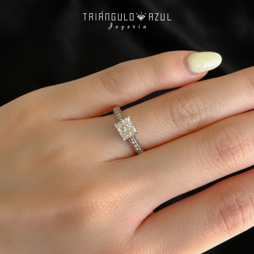 Anillo de Compromiso con Diamante Central de 1.00 CTS + Laterales de 0.14 CTS Total en Oro Blanco de 14K