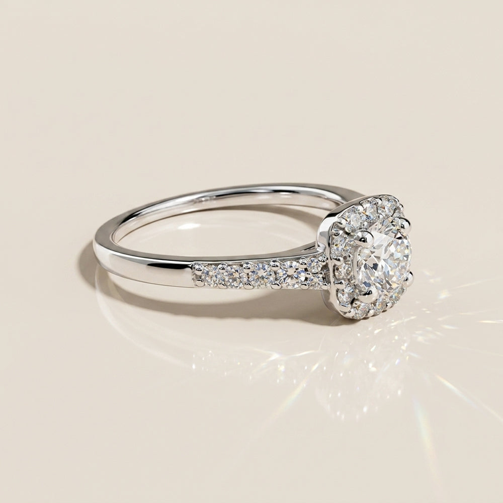 Anillo de Compromiso con Halo y Laterales en Oro Blanco de 14K