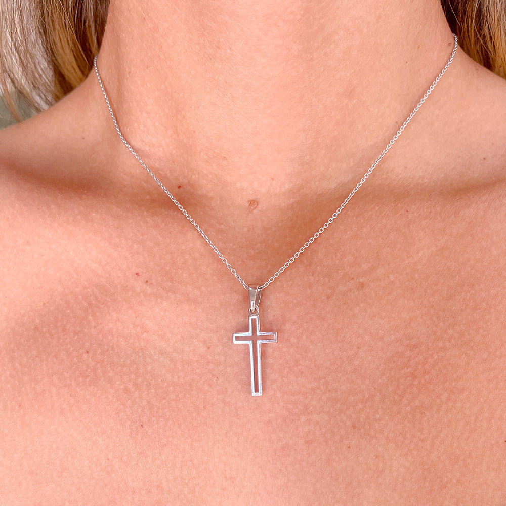 Dije Cruz Delineada en Oro Blanco de 14K