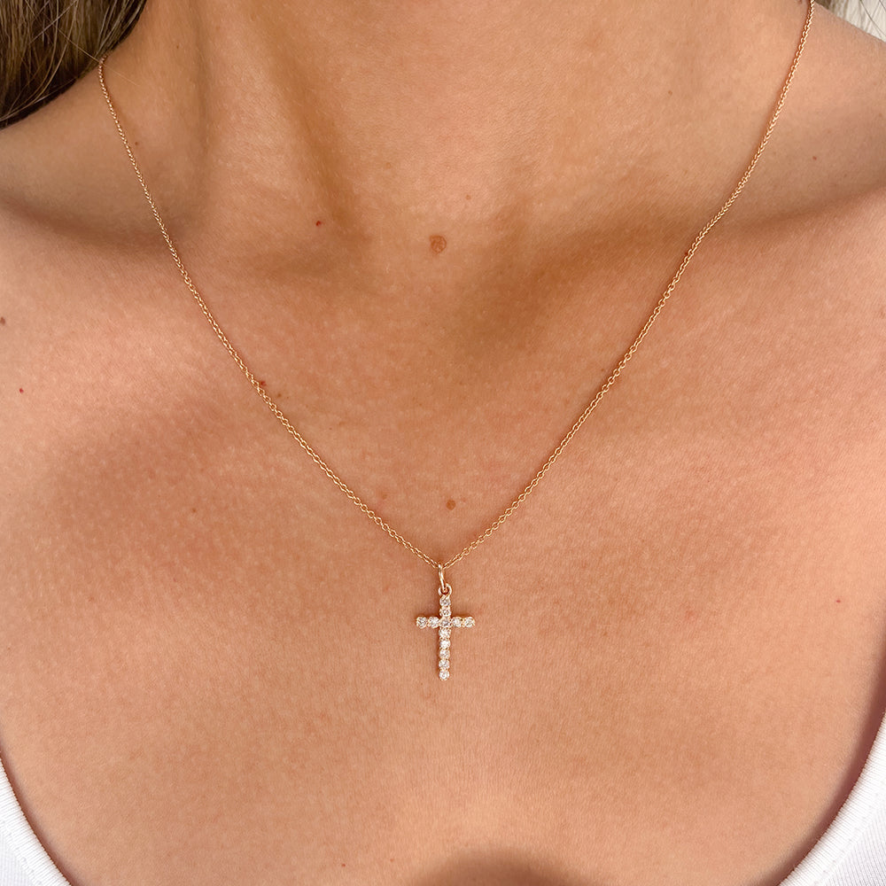 Dije Cruz de Diamantes con 0.24 CTS Total en Oro Rosa de 14K