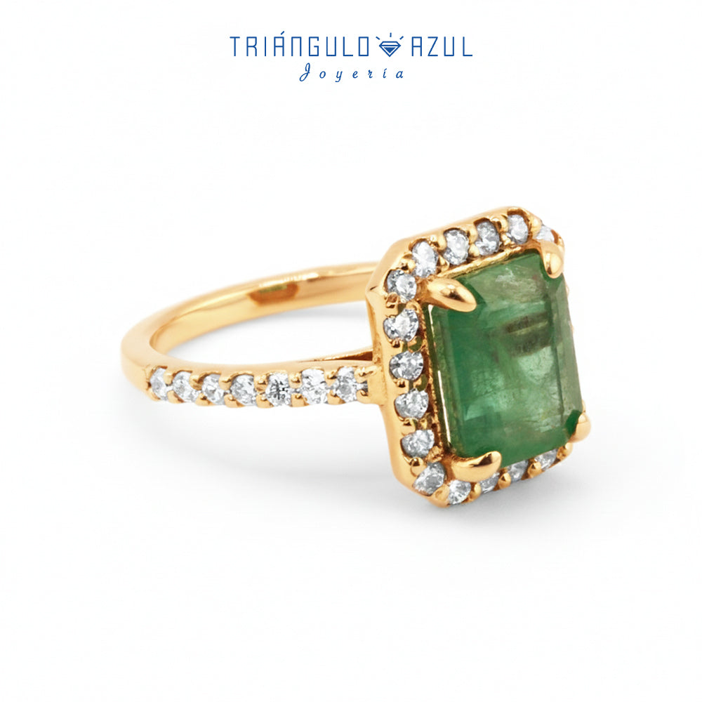 Anillo Andy de Esmeralda con 2.40 CTS Total y con Diamantes Laterales con 0.54 CTS Total en Oro Amarillo de 14K