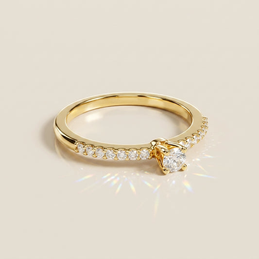 Anillo de Compromiso con Laterales en Oro Amarillo de 14K