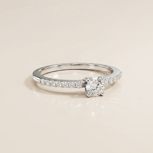 Anillo de Compromiso con Laterales en Oro Blanco de 14K