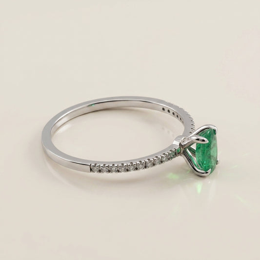 Anillo Cóctel con Esmeralda y Diamantes en Oro Blanco de 14K