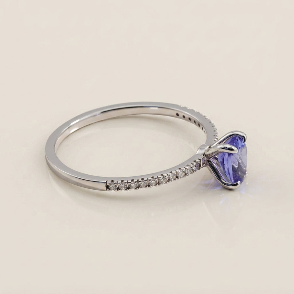 Anillo Cóctel con Amatista y Diamantes en Oro Blanco de 14K