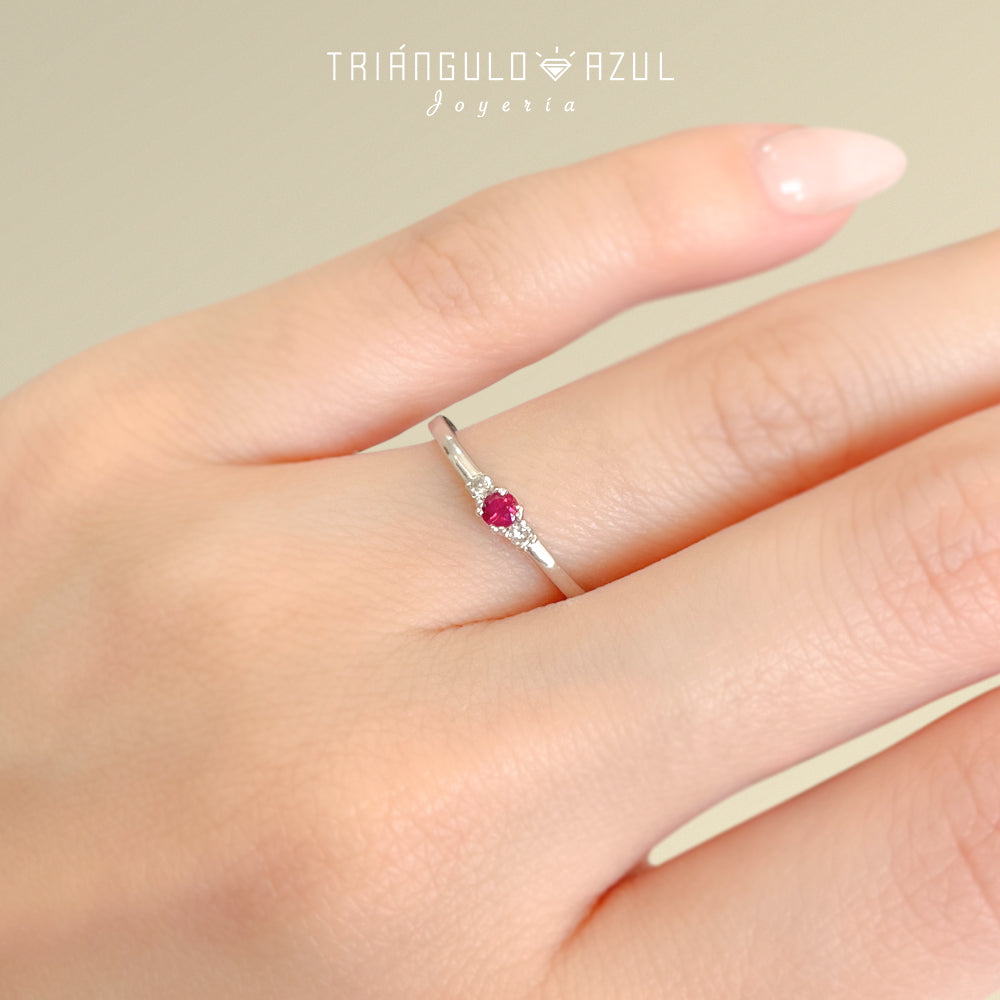 Anillo Alma de Rubí con 0.10 CTS Total y Diamantes con 0.05 CTS Total en Oro Blanco de 14K