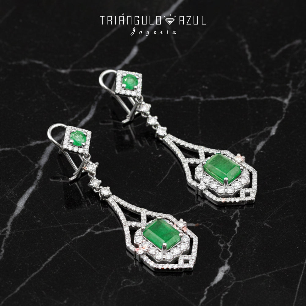 Aretes Largos de Esmeralda con 4.01 CTS Total y Diamantes con 2.35 CTS Total en Oro Blanco de 14K