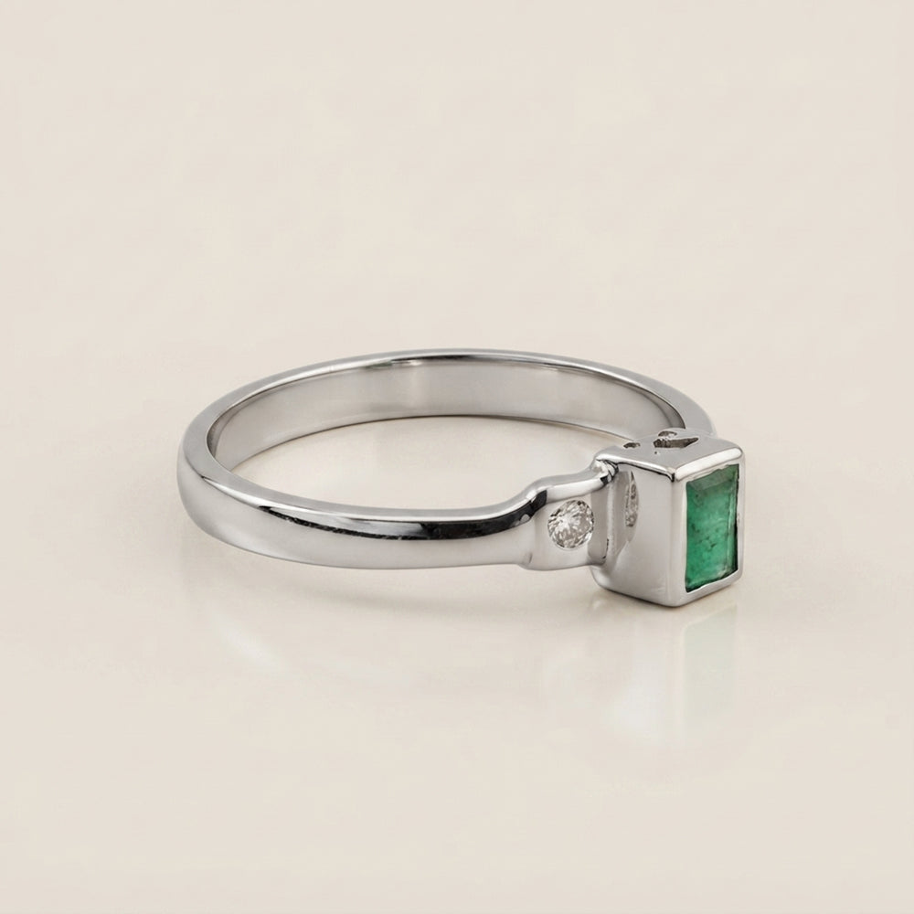 Tresillo con Esmeralda y Diamantes en Oro Blanco de 14K