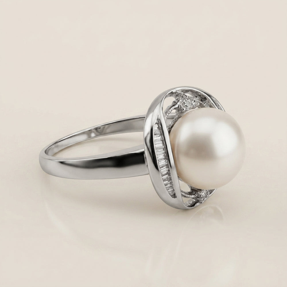 Anillo con Perla y Diamantes en Oro Blanco de 14K