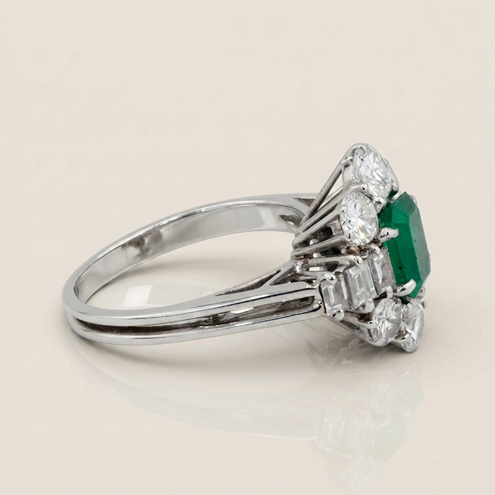 Anillo Cóctel con Esmeralda y Diamantes en Oro Blanco de 18K