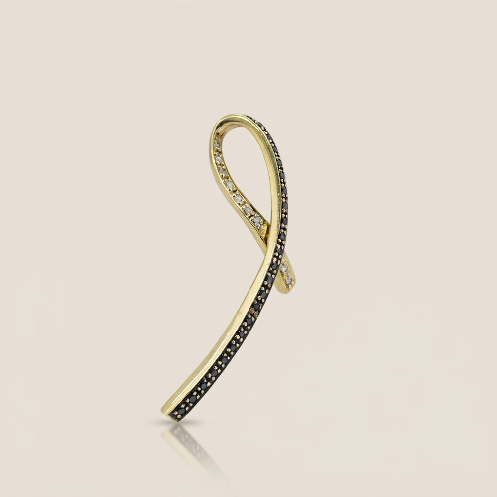 Dije Corbata con Diamantes Blancos y Negros en Oro Amarillo de 14K
