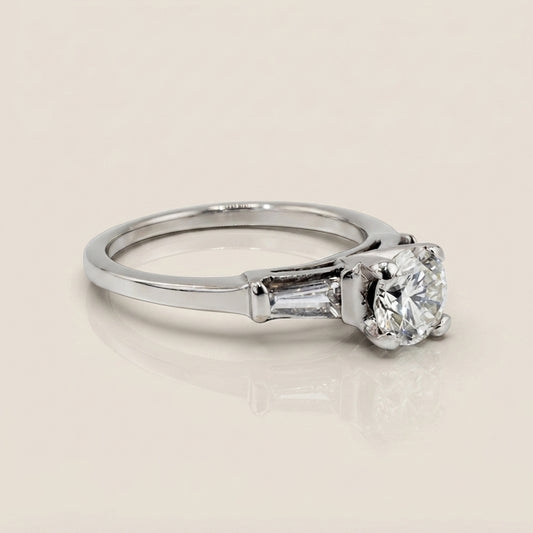 Anillo de Compromiso con Laterales en Oro Blanco de 14K