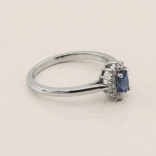 Lady D con Zafiro y Diamantes en Oro Blanco de 14K
