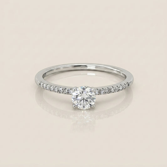 Anillo de Compromiso con Laterales en Oro Blanco de 14K (CERTIFICADO GIA)