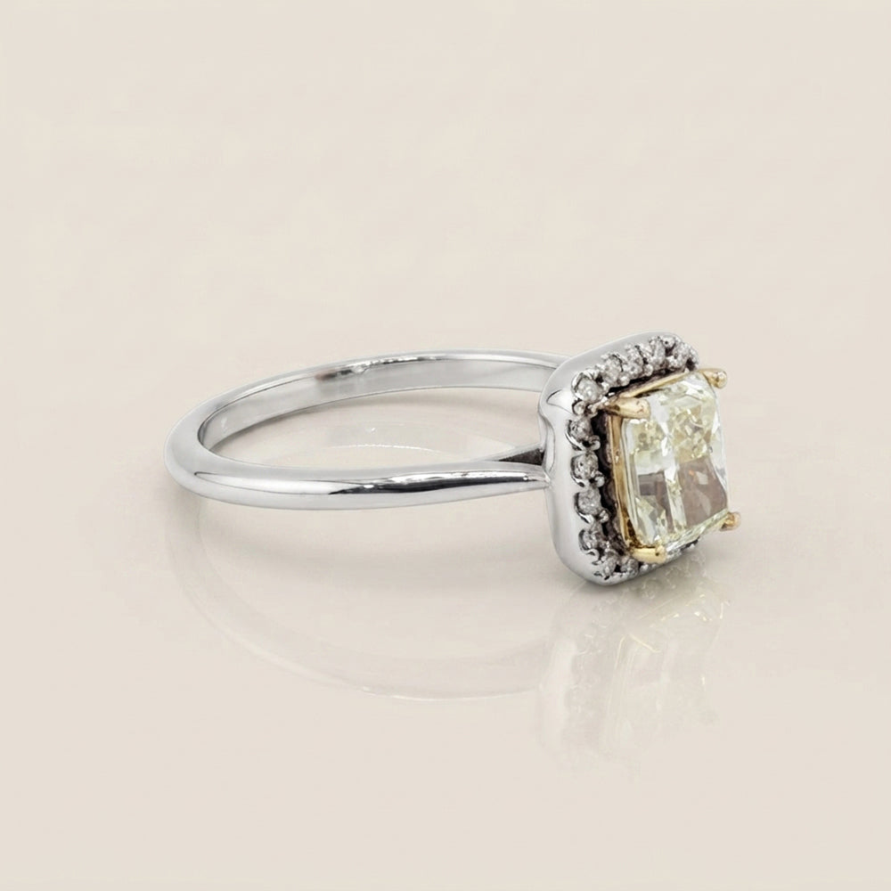 Anillo de Compromiso con Halo con Diamantes en Oro Blanco de 14K