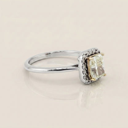 Anillo de Compromiso con Halo con Diamantes en Oro Blanco de 14K